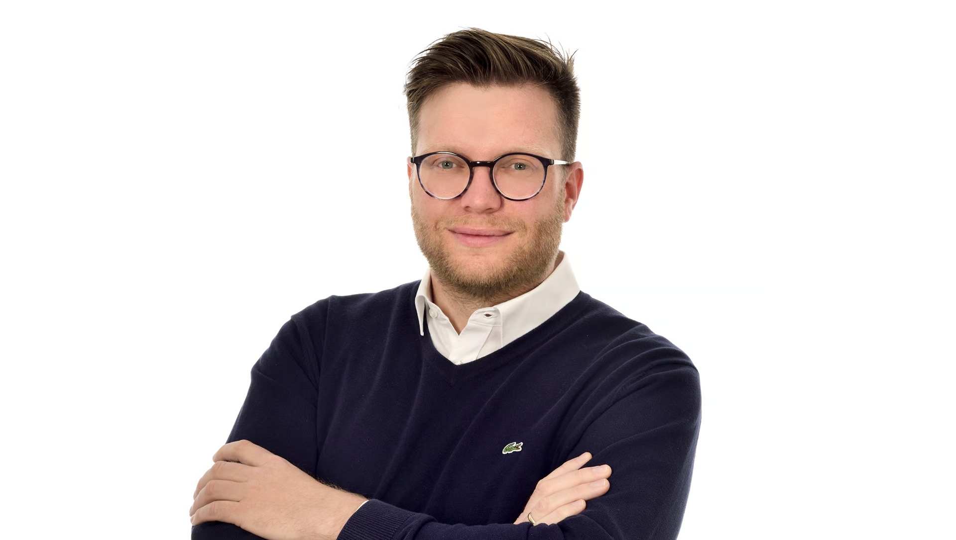 Mann mit Brille und Pullover