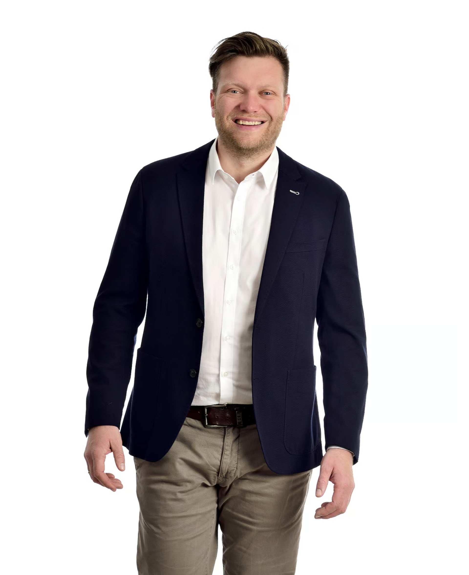 Lächelnder Mann im Anzug